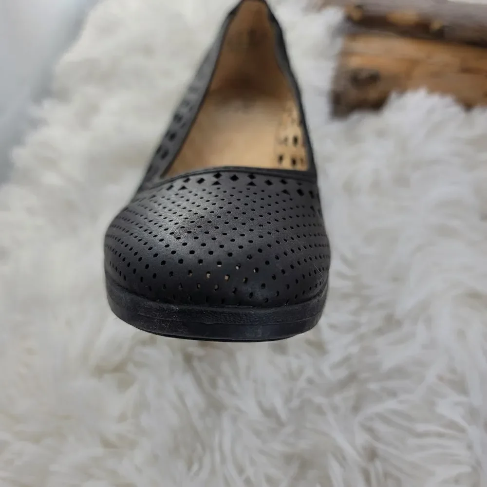 Naturalizer black perforated faux leather wedges (k)